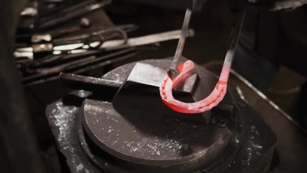 plan rapproché du fer à cheval chaud, qui est martelé dans l'atelier 