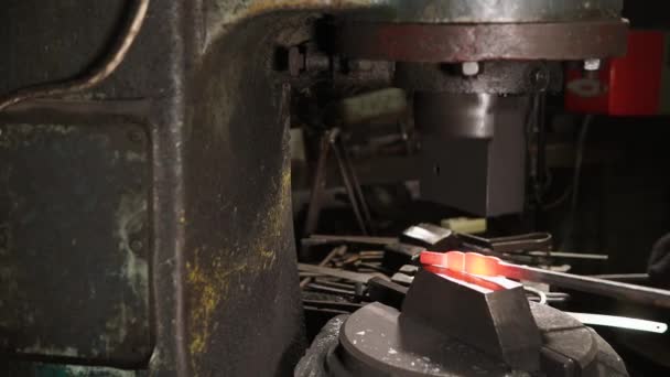 Smith travaille avec une moulurière en forge 