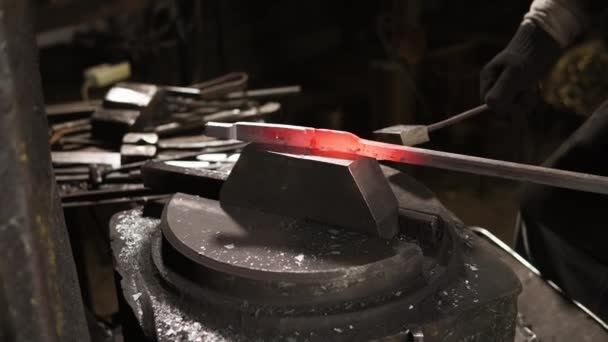 Primer plano de una mano de herreros, que golpea un martillo de metal caliente — Vídeo de stock