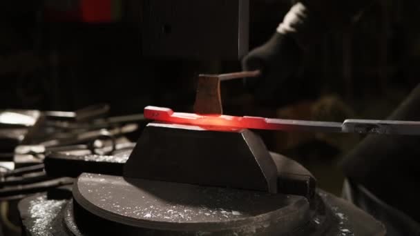 Bliska strzał proces tworzenia podkowy z kawałka stali — Wideo stockowe