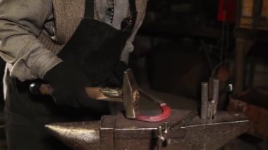 Kim bir at nalı atölye çekiç demirci el atış yukarıya kapatmak