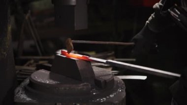 bir çekiç ile dövülmüş sıcak bir çelik şerit görüntüsünü kapatmak