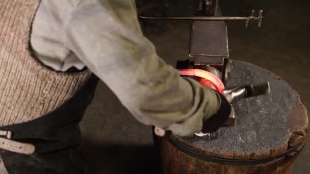 Smith bending metal with a hammer and a anvil — Stock Video