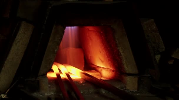 Close-up shot van de moderne smeden oven waar het staal zich bevindt — Stockvideo