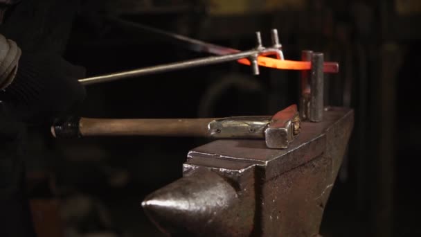 Primer plano disparo de un hombre manos, que se dedica a la fabricación de herraduras para los animales — Vídeo de stock