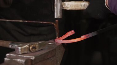 Smith metal iş yerinde dövme