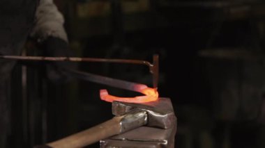dövme el yapımı, erkekler çelikten yapılmış bir at nalı yapmak atış kapatmak