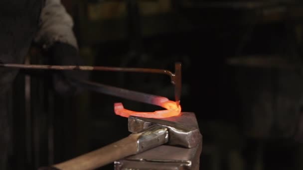 Detailní záběr záběr kování ručně, muži tvoří podkovu z oceli — Stock video