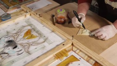 Yeni bir vitray üzerinde çalışıyor