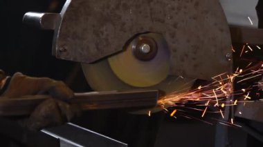 Endüstriyel elektrikli testere metalden tesviye için kadeh yukarıya kapatmak.
