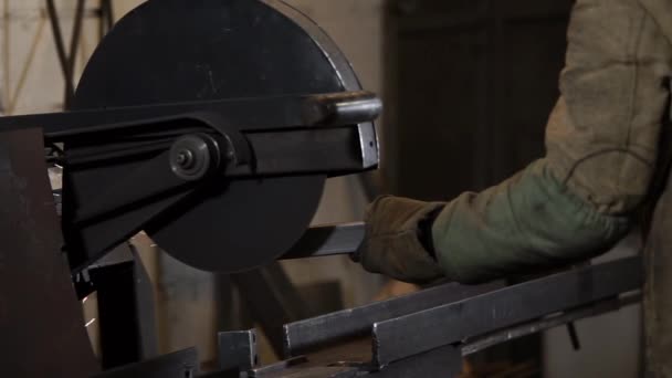 Primer plano del proceso de creación de una pieza de metal uniforme . — Vídeo de stock