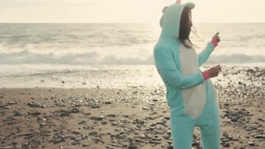 güneşli bir günde deniz kenarında atlama tek boynuzlu at elbiseli genç ve enerjik kadın