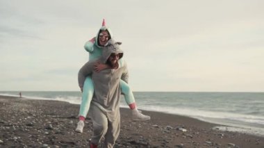 denize sıfır bir taş plaj üzerinde çalışan kigurumi kostümleri mutlu eşler