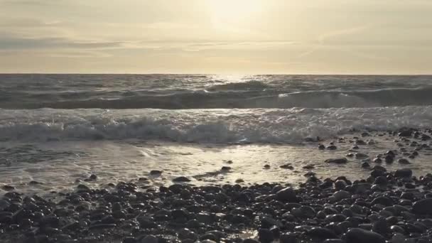 Oblázková pláž při západu slunce — Stock video