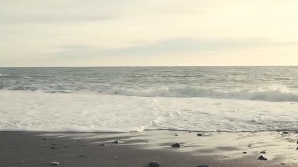 Sonbahar zaman dalgalar deniz deniz manzara kıyıya çivilenmiş — Stok video