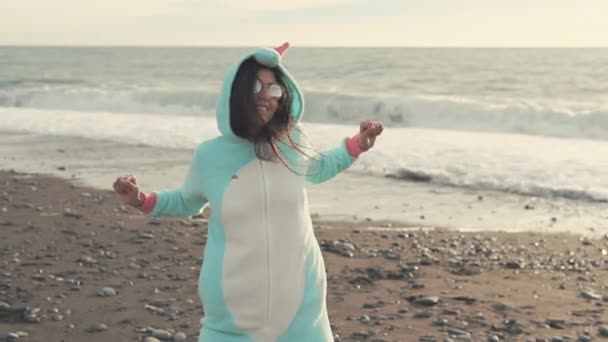 Chica bastante joven se divierte en la playa — Vídeos de Stock