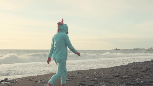 Vrouw vindt een eenzame wandeling op het strand — Stockvideo