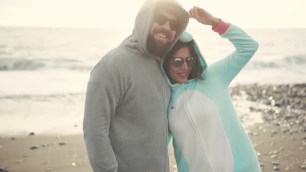Retrato de una pareja feliz en la playa . — Vídeos de Stock