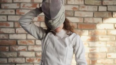 eskrim için bir kafa üzerinde bir kafa için bir kask giyen genç ve güzel kadın