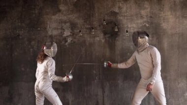 İki swordmen düello.