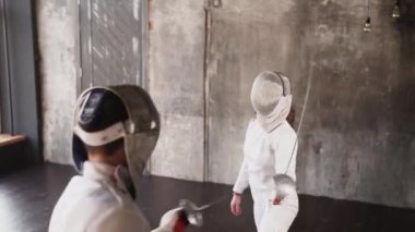 Spor salonunda iki eskrimcilerin eğitimi