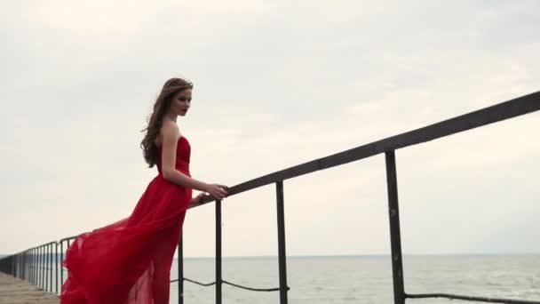 Glamour menina está de pé em aterro de mar, tiro de comprimento total — Vídeo de Stock