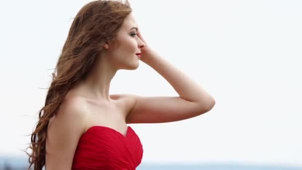 Chique brunette is op zoek naar een zee horizon van pier, zijaanzicht — Stockvideo