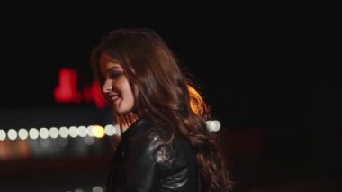 Gülümseyen ve gülerek oldukça yalnız esmer kız bir gece sokakta profili