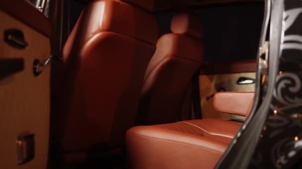 Dentro de un coche de lujo vintage, asientos de cuero marrón, cámara en movimiento — Vídeo de stock