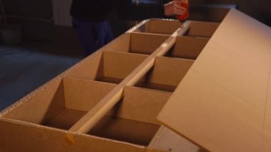 Ana iş parçası bir atölyede ahşap bir kiriş üzerinde bir mobilya tutkal uyguluyor