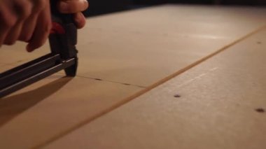 Master panel mobilya bitkinin bir atölyede ahşap dolap üzerinde tamir ediyor