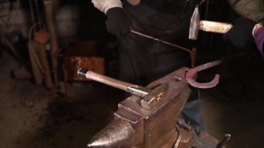 Sahteciler metal at nalı üzerine çekiç tarafından vurarak dekorasyon vardır