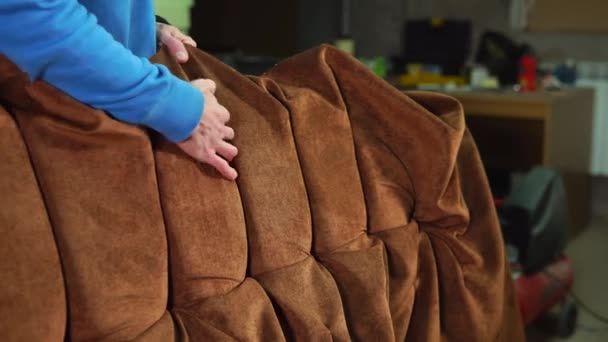 Maître forme une garniture de canapé, gros plan des mains et du tissu — Video