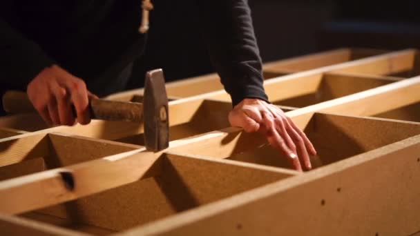 Joiner is tot vaststelling van houten balk in een karkas van de Bank bij het monteren van de winkel — Stockvideo