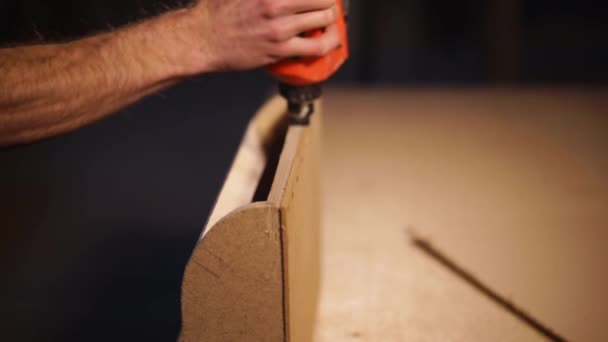 Joiner está lubricando con pegamento unos detalles de madera, está trabajando en una tienda — Vídeo de stock