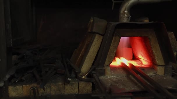 Largos espacios en blanco metálicos se calientan en un horno en una forja, tiro en movimiento — Vídeos de Stock