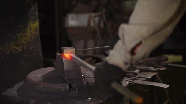 Lavoratore sta tenendo trave riscaldata metallo sotto pressa in officina impianto — Video Stock