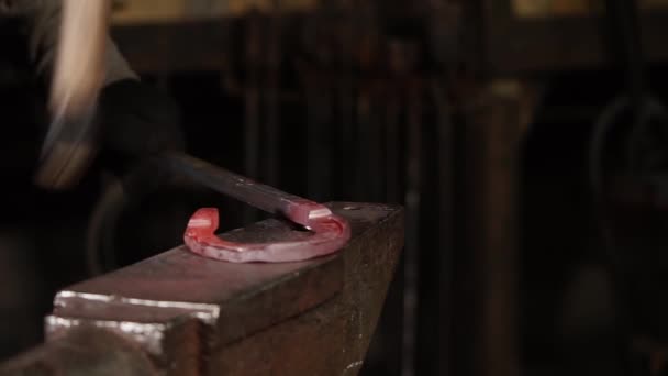 Handmatig hete smeden van hoefijzer door smid in atelier van forge — Stockvideo