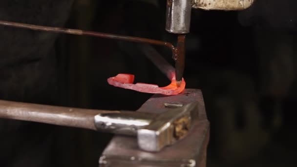 Close-up tiro de batidas sobre detalhes de ferro quente vermelho na bigorna na forja — Vídeo de Stock