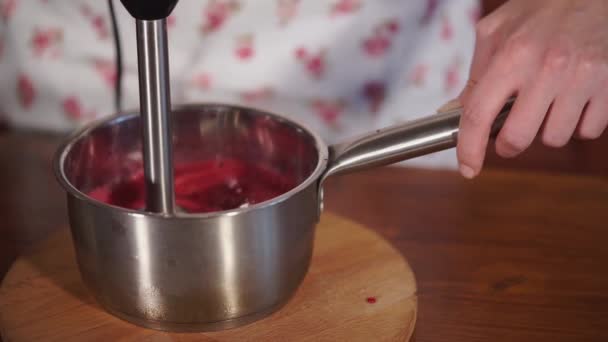 Pastelero está utilizando mezclador para hacer mousse de bayas rojas en la cocina moderna — Vídeo de stock