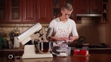 Genç kadın gündüzleri yumurta sarısı ev mutfak ayıran