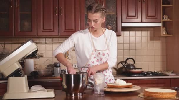 Confiseur féminin applique et étaler de la crème fouettée sur un gâteau — Video