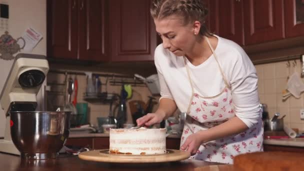 Jovem está trabalhando na cozinha, preparando bolo de sobremesa doce — Vídeo de Stock