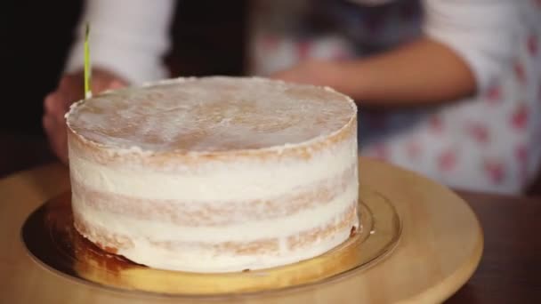 Mulher cozinheiro está decorando bolo em camadas cozido pelo creme chicoteado — Vídeo de Stock