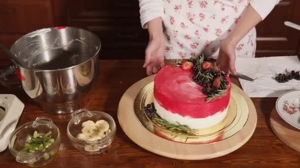 Köchin zeigt ihren fertigen Kuchen mit roten und schwarzen Beeren — Stockvideo