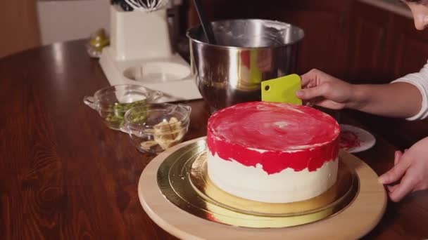 Konditor dekoriert Kuchen mit zwei Farben Sahne und rotierenden — Stockvideo