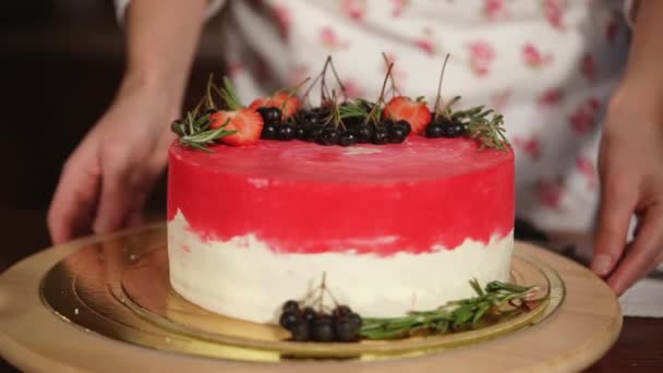 Pastelaria chef mulher está apresentando seu bolo cremoso em camadas na placa rotativa — Vídeo de Stock