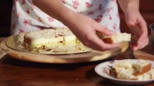 Pieman bricht Kekse und entfernt sie auf einem kleinen Teller in der Küche — Stockvideo