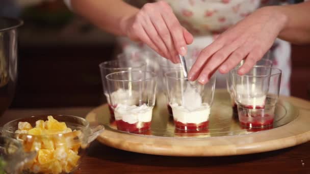 Dona de casa está cozinhando uma sobremesa com chantilly para a família — Vídeo de Stock