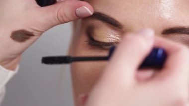 Master womans gözünü makyaj gerçekleştirme siyah maskara kullanıyor